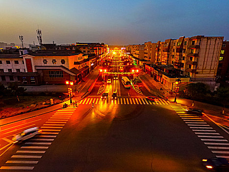 夜晚的十字路口