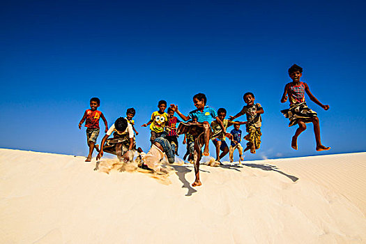 孩子,男孩,跑,沙丘,南方,海岸,岛屿,索科特拉岛,也门,亚洲
