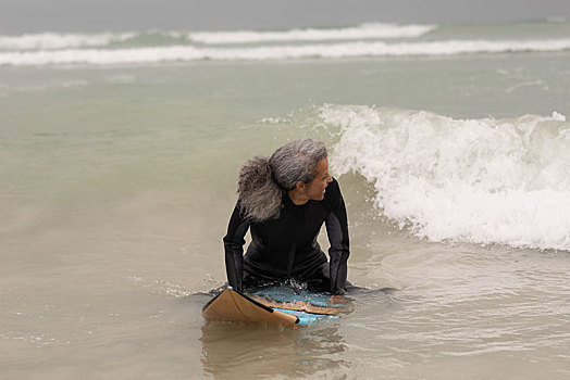 老年妇女,冲浪,坐,冲浪板,海洋