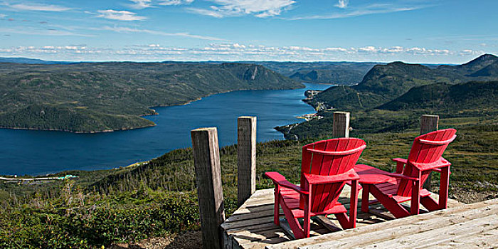 两个,红色,宽木躺椅,木质露台,远眺,湾,纽芬兰,拉布拉多犬,加拿大