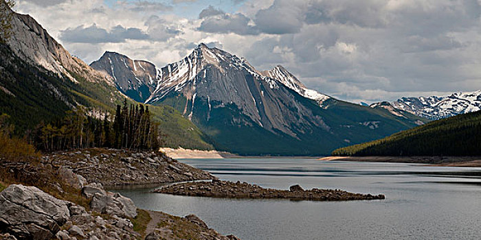 药湖,山,背景,碧玉国家公园,艾伯塔省,加拿大