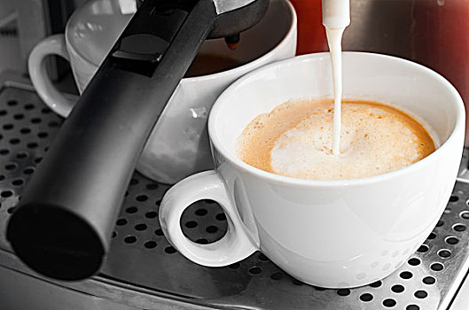 咖啡机,倒出,热牛奶,白色,杯子,准备,卡布奇诺