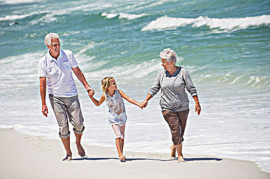 老年,夫妻,走,孙女,海滩