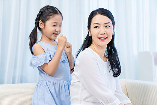 女兒給媽媽按摩肩膀
