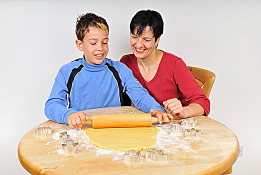 圣诞节烤饼,母亲,儿子,擀,面团,圣诞曲奇,擀面杖,饼干模具,躺着,桌子
