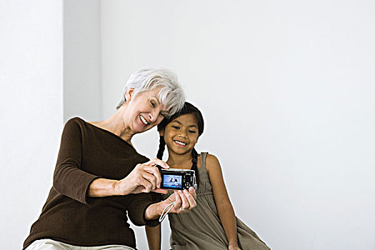 老年,女人,摄影,孙女,数码相机,微笑