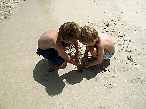 两个男孩,玩,沙子
