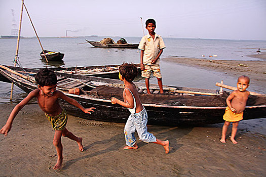 一群孩子,玩,堤岸,河,地区,孟加拉,2009年