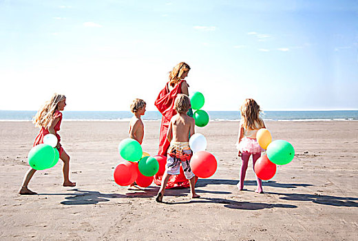 母亲,四个,海滩,气球,威尔士,英国