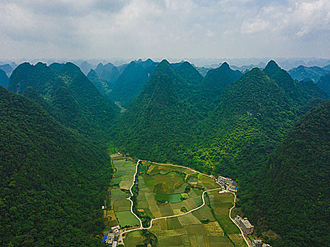 航拍中国南方喀斯特地貌,山区里的农田与村庄