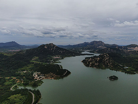 山东省日照市,航拍秋天里的凤凰湾,绿水青山环绕犹如天然氧吧