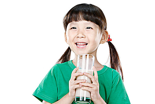 穿绿衣服拿牛奶杯的小女孩