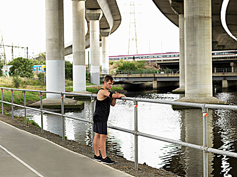 男青年,旁侧,河,靠着,栏杆,mp3播放器,联结,手臂