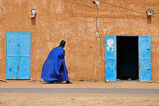 男人,穿,传统服装,泥,房子,涂绘,蓝色,门,阿德拉尔,省,毛里塔尼亚,非洲