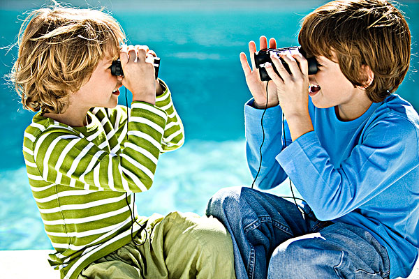 两个男孩,对视,双筒望远镜,池边