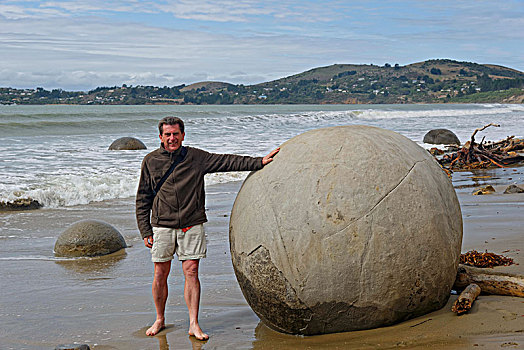 漂石,站立,男人,旁侧,球体,石头,海滩,奥塔哥,南岛,新西兰,大洋洲