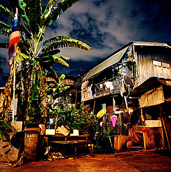 传统,泰国,木质,房子,夜晚,旗帜,正面,树,垃圾,罐,衣服,悬挂,露台,蓝色,天空,白色,云,曼谷,2008年
