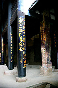 潼南大佛寺内古壁上存有历代名人题咏,其中飞霞,天开图画等