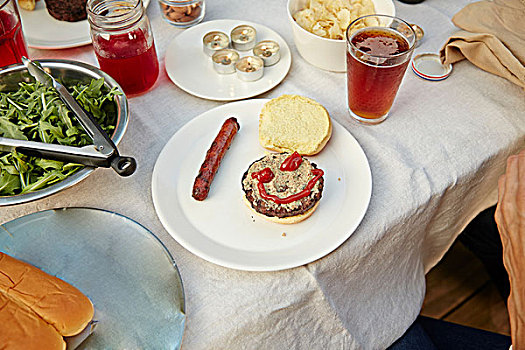 汉堡包,笑脸,番茄酱,桌上,花园派对