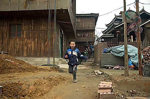 奔跑的小孩