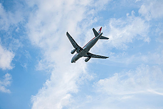 四川航空的飞机正降落重庆江北机场