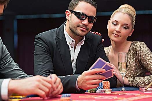 男人,墨镜,展示,手,女人,旁侧,纸牌,游戏,赌场