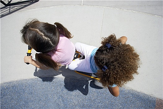 两个女孩,4-6岁,骑,玩具,三轮车,操场,俯视