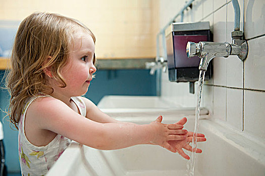 小女孩,洗手