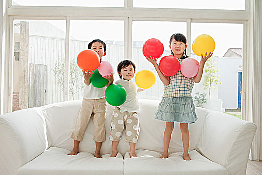 三个孩子,站立,沙发,气球