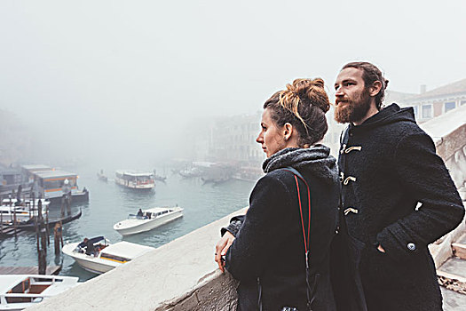 情侣,向外看,上方,模糊,运河,威尼斯,意大利