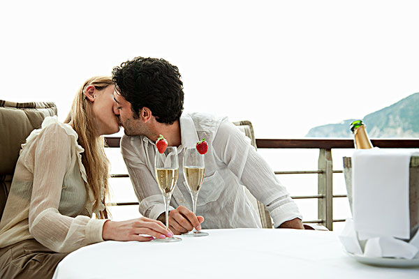 年轻,情侣,吻,香槟