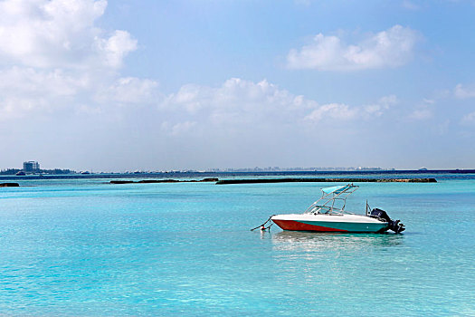 马尔代夫,水面上行驶的快艇