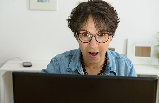女人,眼镜,笔记本电脑