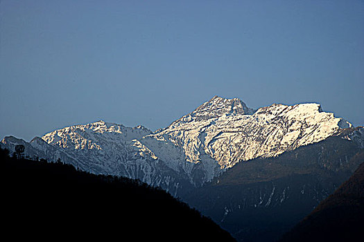 四川甘孜州泸定磨西镇眺望日照金山,贡嘎山