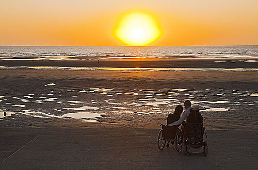 英格兰,兰开夏郡,布莱克浦,伤残,伴侣,轮椅,向外看,海洋,日落