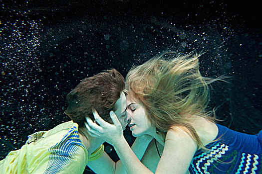 年轻,情侣,吻,水下