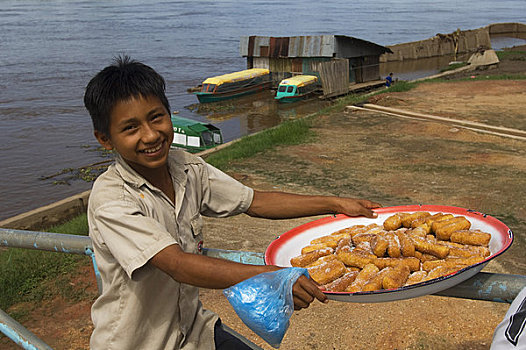 秘鲁,亚马逊河,盆地,靠近,伊基托斯,河,城镇,街景,男孩,销售,烘制,甜食