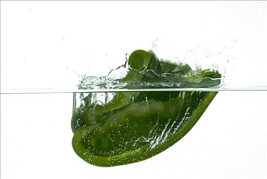 一半,绿菜椒,落下,水