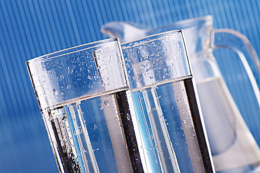构图,两个,玻璃杯,矿泉水,罐,蓝色背景,背景