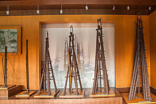 四川自贡市盐业历史博物馆展示了自贡盐业不同时期,不同形制和用途的各种各样井架工具