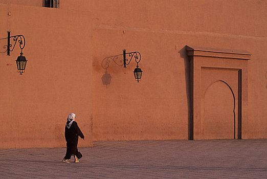 摩洛哥,玛拉喀什,库图比亚清真寺,清真寺,广场,摩洛哥人,女青年,走