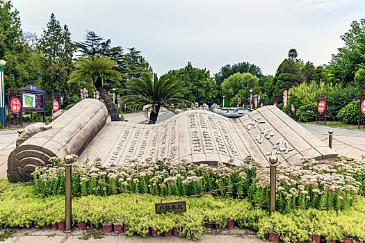 中国河南省开封铁塔公园书卷石雕