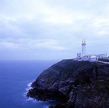 光亮,灯塔,灯,房子,展示,海岸,蓝色,海洋,高,悬崖,遥远,海岸线,南,一堆,神圣的岛屿,安格尔西岛,威尔士,英国