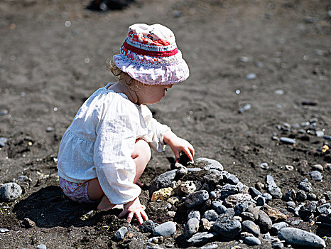 欧洲,西班牙,加纳利群岛,特内里费岛,女孩,2-3岁,玩,石头