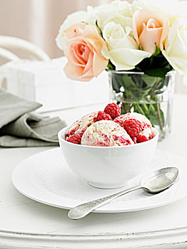 碗,浆果冰淇淋,桌上
