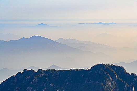 黄山层峦叠嶂