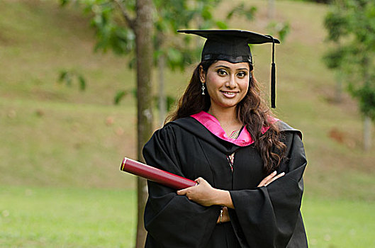 南亚,女性,毕业,绿色背景