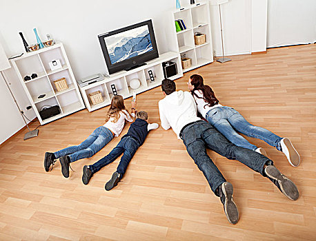 年轻家庭,看电视,在家