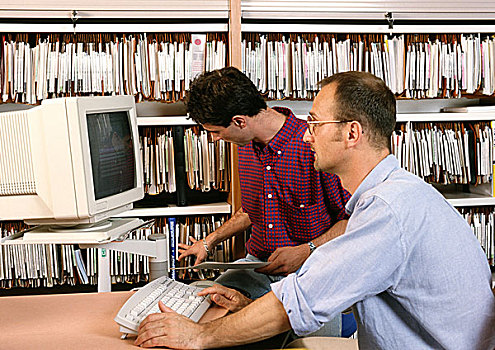 男人,用电脑,看,文件,架子