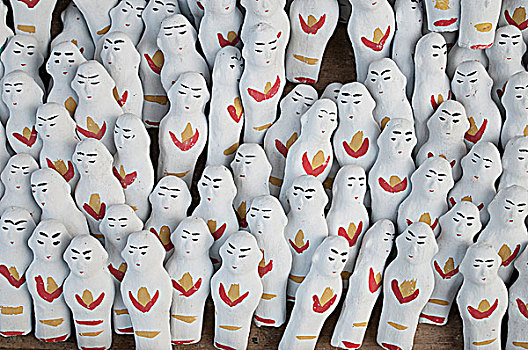 河南省洛阳市伊川县白元镇庙会,手工制作的泥娃娃